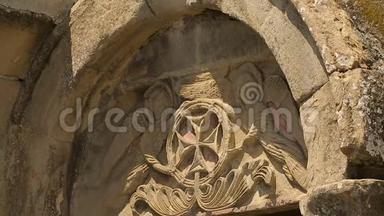 建筑装饰天使与交叉在Jvari修道院的墙壁，Mtskheta